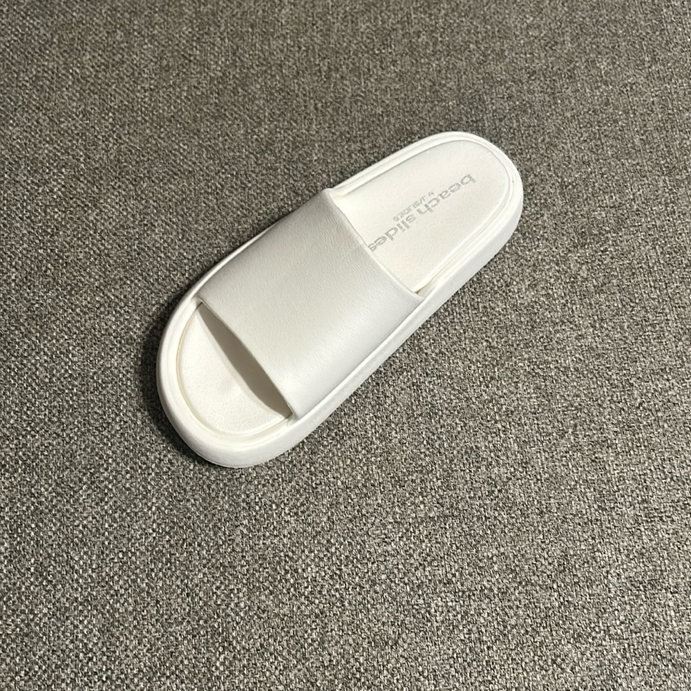 Beach slides size 7 M white In color.